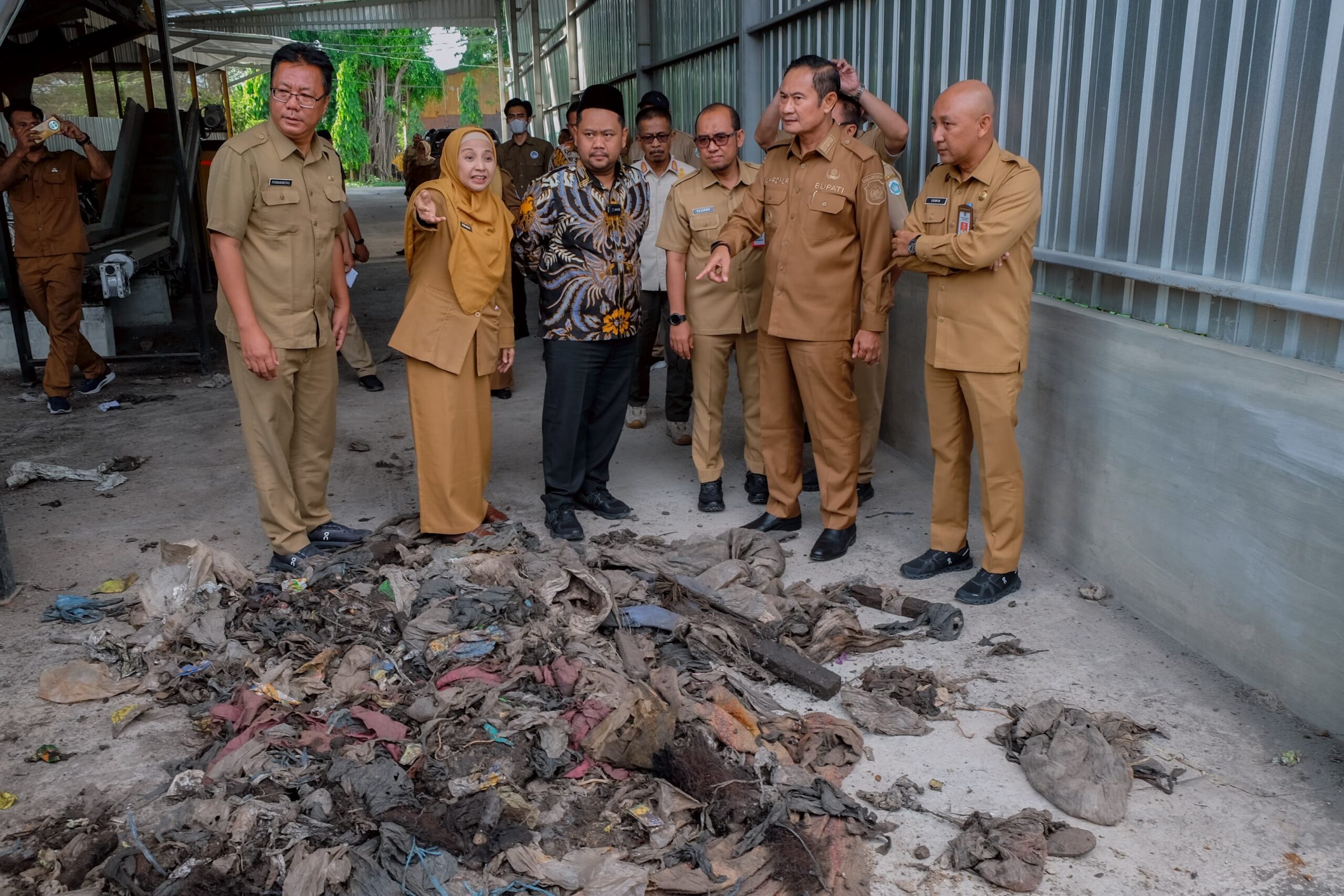 Bupati Gresik dan Bupati Lamongan Perkuat Sinergi di TPA Ngipik, Wujudkan Program PSEL Surabaya Raya